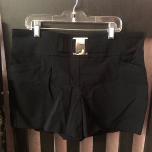 Short with buckle and 2 front pockets